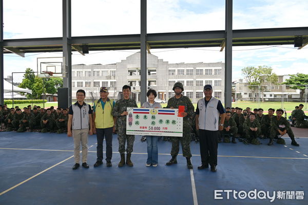 ▲台東縣長饒慶鈴頒發勞軍獎金。（圖／記者楊漢聲翻攝）