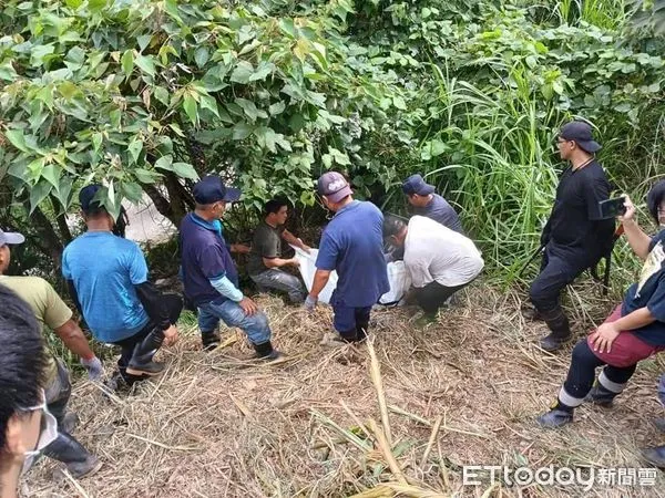 ▲台灣黑熊受困套索熱衰竭死亡。（圖／記者楊漢聲翻攝）