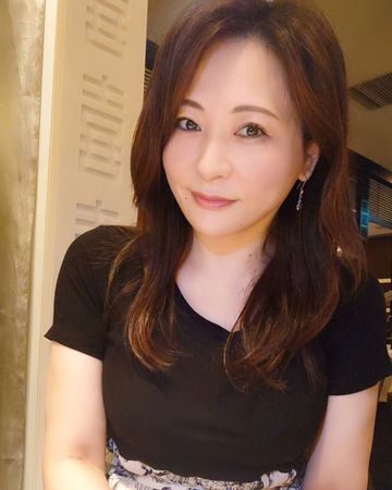 ▲▼AV女優松本亞璃沙引退改叫香音凛，在酒吧上班並兼任睪丸按摩講師。（圖／翻攝自IG）