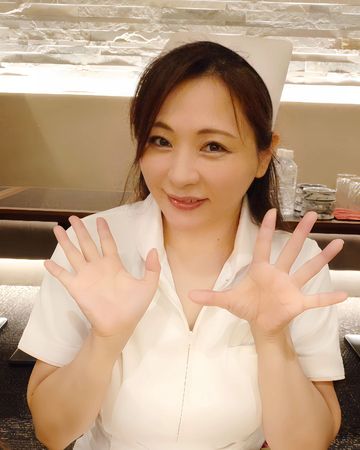 ▲▼AV女優松本亞璃沙引退改叫香音凛，在酒吧上班並兼任睪丸按摩講師。（圖／翻攝自IG）