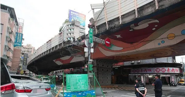 忠孝橋被聯結車撞破。（圖／報系資料照）