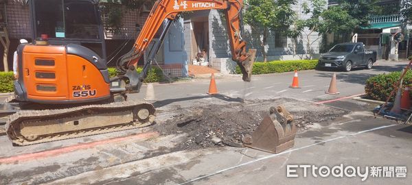 ▲▼龍潭一戶社區大門口，7月起被立起石墩，住戶進出相當困難             。（圖／住戶提供）