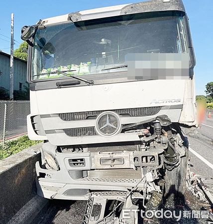 ▲國一北上楊梅路段今天清晨發生2輛大貨車追撞事故，其中賓士大貨車車頭嚴重毀損。（圖／記者沈繼昌翻攝）