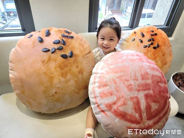 ▲超逼真巨無霸蛋黃酥抱枕。（圖／新口味食品行提供）