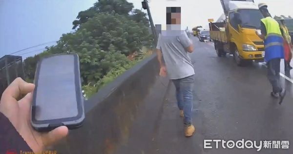 ▲▼29歲通緝犯邱嫌見警心虛，竟從快速道路躍下逃逸仍遭逮             。（圖／記者陳凱力翻攝）