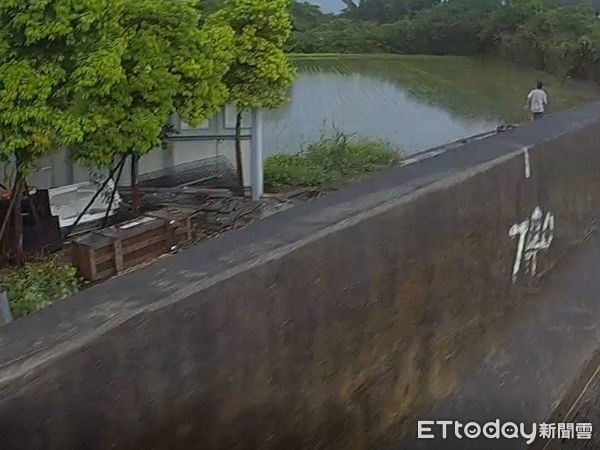 ▲▼29歲通緝犯邱嫌見警心虛，竟從快速道路躍下逃逸仍遭逮             。（圖／記者陳凱力翻攝）