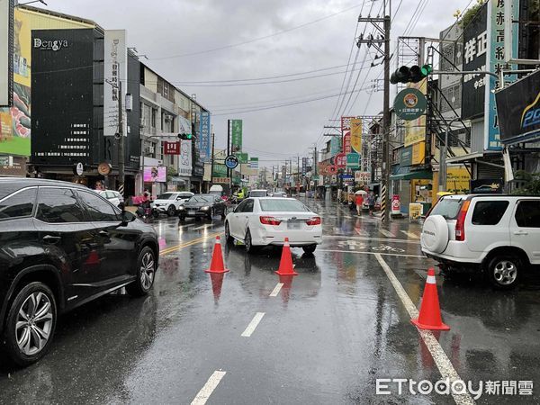 ▲台南市安南區安和路1段傳3車車禍，王男駕駛自小客車闖紅燈，與方女所駕駛自小客車碰撞後，方女車輛失控再度撞上於該路口停等紅燈之黃男自小客車後，撞入路邊住家，所幸無人受傷。（圖／記者林東良翻攝，下同）