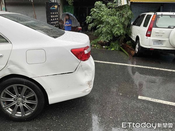 ▲台南市安南區安和路1段傳3車車禍，王男駕駛自小客車闖紅燈，與方女所駕駛自小客車碰撞後，方女車輛失控再度撞上於該路口停等紅燈之黃男自小客車後，撞入路邊住家，所幸無人受傷。（圖／記者林東良翻攝，下同）