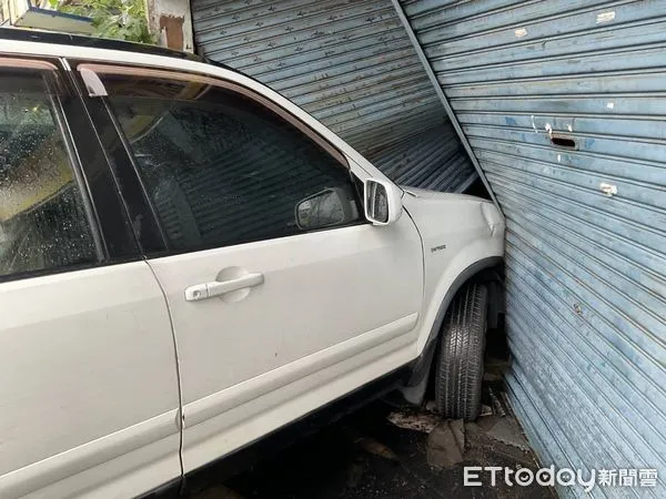 ▲台南市安南區安和路1段傳3車車禍，王男駕駛自小客車闖紅燈，與方女所駕駛自小客車碰撞後，方女車輛失控再度撞上於該路口停等紅燈之黃男自小客車後，撞入路邊住家，所幸無人受傷。（圖／記者林東良翻攝，下同）