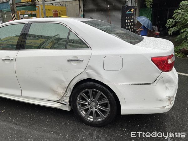 ▲台南市安南區安和路1段傳3車車禍，王男駕駛自小客車闖紅燈，與方女所駕駛自小客車碰撞後，方女車輛失控再度撞上於該路口停等紅燈之黃男自小客車後，撞入路邊住家，所幸無人受傷。（圖／記者林東良翻攝，下同）