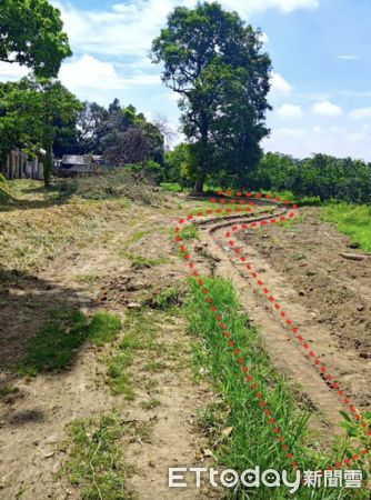 ▲雲林虎尾鎮建國眷村意外挖出車道遺跡、修車溝槽，為該處成為眷村前的日本海軍航空隊軍事要地歷史佐證。（圖／記者蔡佩旻翻攝）