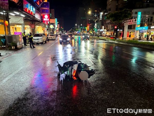 ▲▼桃園龜山發生一起死亡車禍，男大生騎車壓到一處坑洞打滑，導致後座女友遭貨車輾斃             。（圖／記者沈繼昌翻攝）