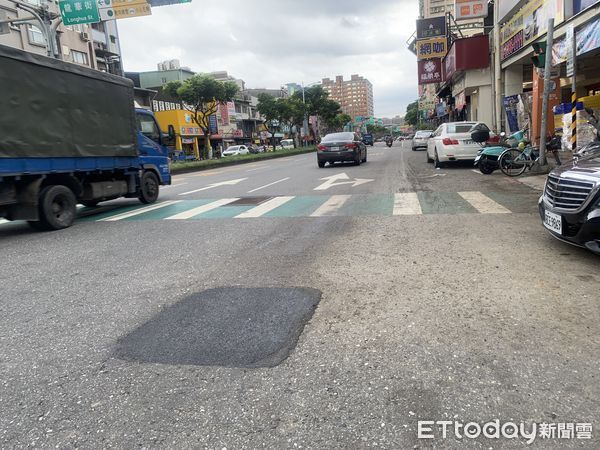 ▲▼桃園龜山發生一起死亡車禍，男大生騎車壓到一處坑洞打滑，導致後座女友遭貨車輾斃             。（圖／記者沈繼昌翻攝）