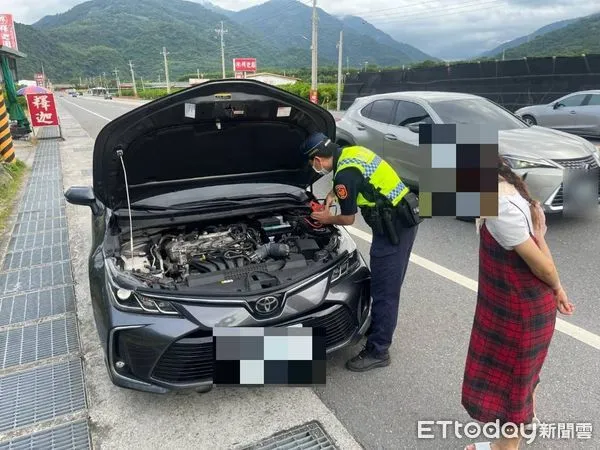 ▲車輛故障暖警主動幫忙排除。（圖／記者楊漢聲翻攝）