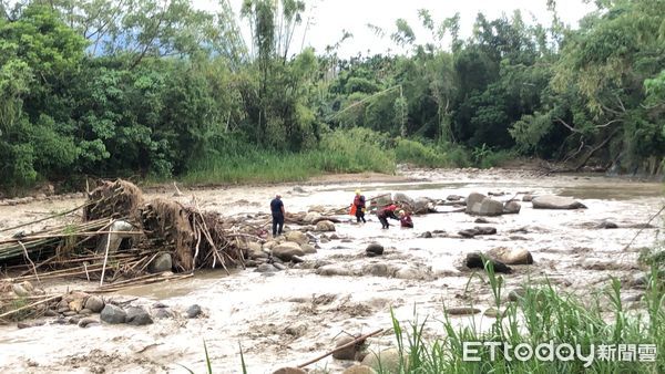 ▲▼嘉義縣降下午後大雨，導致民眾受困沙洲，警消馳援營救。(圖／記者翁伊森翻攝）