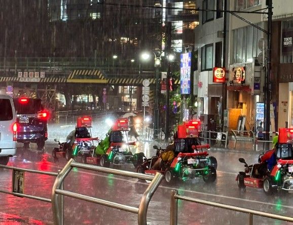 ▲▼東京暴雨！澀谷「街頭卡丁車」5人全濕　萬人笑翻：玩到困難模式。（圖／翻攝@okd_jp）