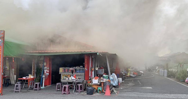 台南市學甲區一間在網路上被譽為「在地人才知道」的虱目魚小吃店今年3月遭遇祝融，波及一旁民宅，卻被指控在火災後未向市府申請建照，原地重起違建。（圖／翻攝畫面）