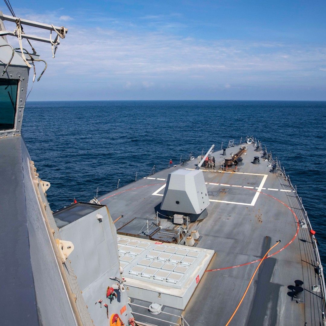 ▲▼美軍伯克級飛彈驅逐艦「拉爾夫．強森號」通過台灣海峽。（圖／翻攝自X／@US7thFleet）