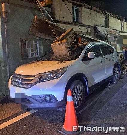 ▲枋山鄉善餘村一戶人家屋簷掉落，壓到兩台自小客車            。（圖／記者陳崑福翻攝）