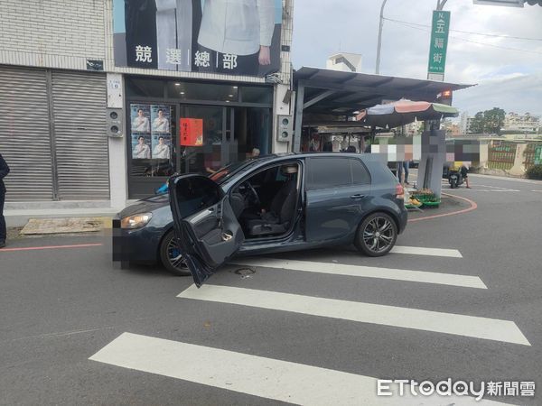 ▲▼   開門未注意後方來車，機車閃避不及追撞   。（圖／記者翁伊森翻攝）