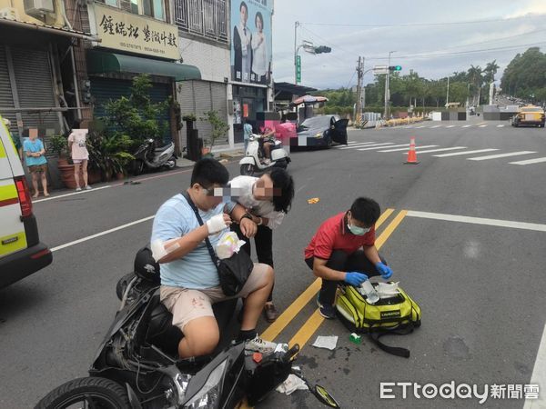 ▲▼   開門未注意後方來車，機車閃避不及追撞   。（圖／記者翁伊森翻攝）