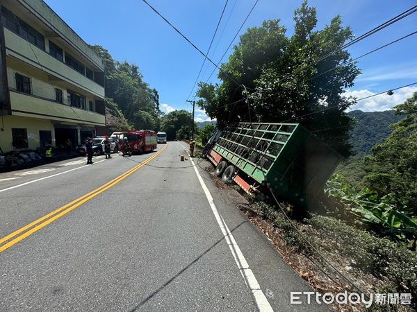 ▲▼羅男駕駛大貨車行經北宜公路，閃避機車不慎衝撞護欄並將電線桿撞斷。（圖／記者陸運陞翻攝）