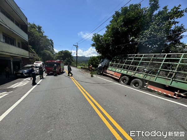 ▲▼羅男駕駛大貨車行經北宜公路，閃避機車不慎衝撞護欄並將電線桿撞斷。（圖／記者陸運陞翻攝）