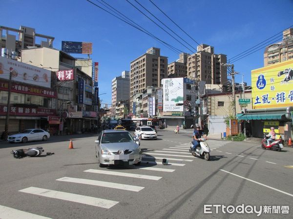 ▲▼一名女騎士被自小客車撞倒，卡車底拖行10公尺，路人合力抬車救人送醫。（圖／民眾提供，下同）