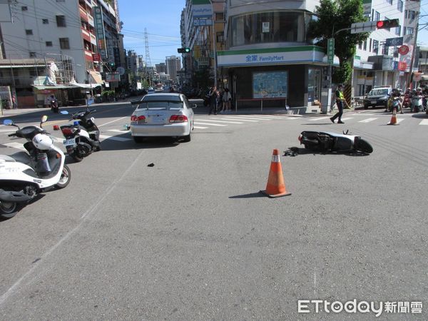 ▲▼一名女騎士被自小客車撞倒，卡車底拖行10公尺，路人合力抬車救人送醫。（圖／民眾提供，下同）