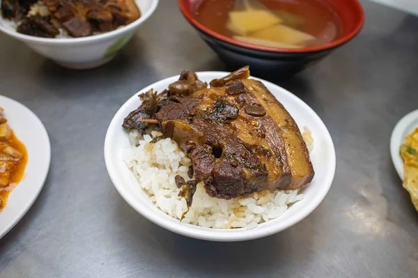 ▲▼無菜單神級梅干扣肉，彰化爌肉飯和10元苦瓜湯。（圖／部落客美熊提供）