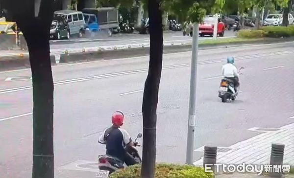 ▲▼貨車司機恍神撞路邊汽車，撞擊力道之大，連對向騎士都抬頭查看。(圖／記者邱中岳翻攝）