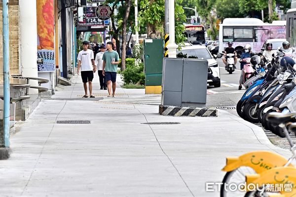 ▲▼新高雄車站商圈拚人潮！建國路人行道換新，完工開放通行。（圖／記者賴文萱翻攝）