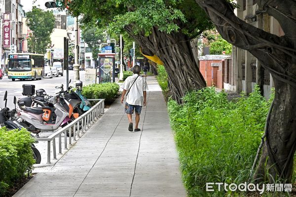 ▲▼新高雄車站商圈拚人潮！建國路人行道換新，完工開放通行。（圖／記者賴文萱翻攝）