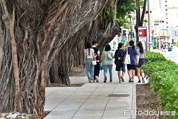 ▲▼新高雄車站商圈拚人潮！建國路人行道換新，完工開放通行。（圖／記者賴文萱翻攝）