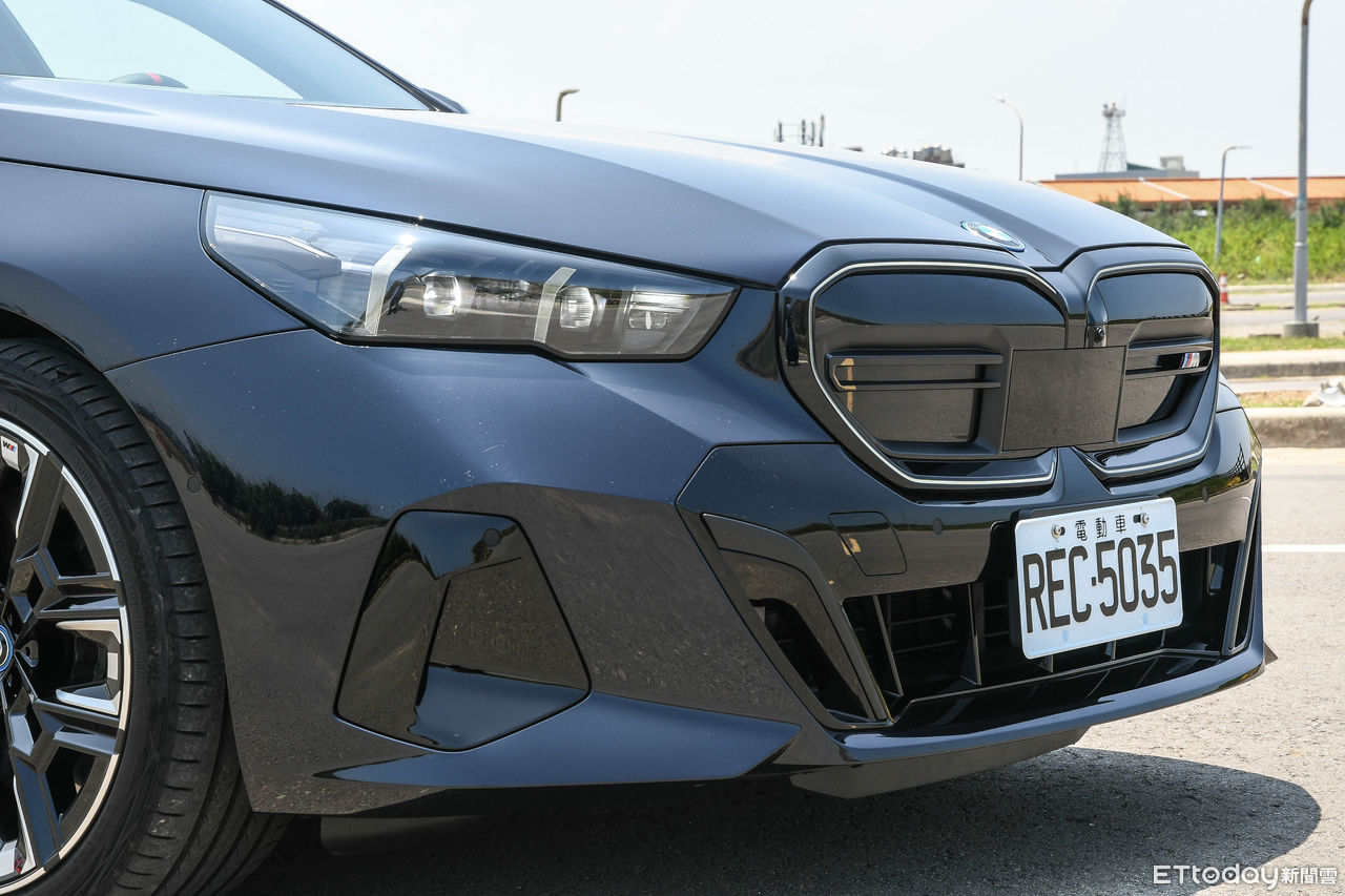 ▲BMW i5 M60又帥又殺，展現讓人上癮的性能魅力！（圖／記者徐煜展攝）