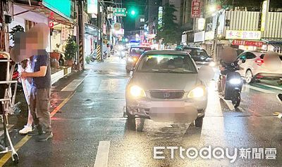 行人地獄畫面曝！桃園女走斑馬線遭右轉車撞飛　駕駛先吞罰單