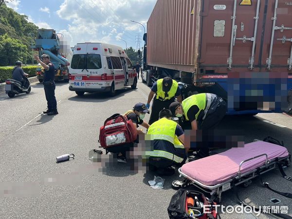 ▲王姓機車騎士遭貨櫃車輾過身亡，警方追查肇事責任。（圖／記者張君豪翻攝）