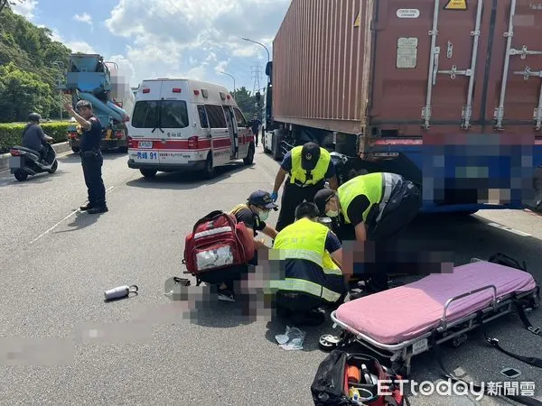 ▲王姓機車騎士遭貨櫃車輾過身亡，警方追查肇事責任。（圖／記者張君豪翻攝）