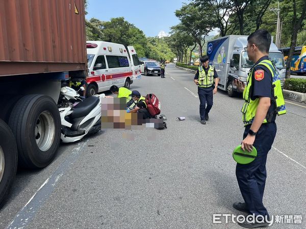 ▲王姓機車騎士遭貨櫃車輾過身亡，警方追查肇事責任。（圖／記者張君豪翻攝）