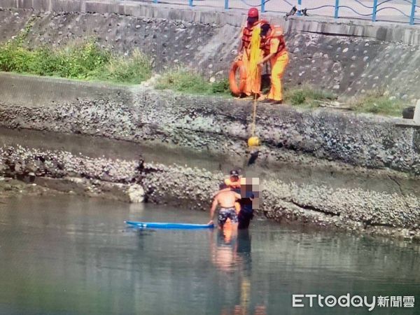 ▲台東金樽港區民眾落海。（圖／記者楊漢聲翻攝）