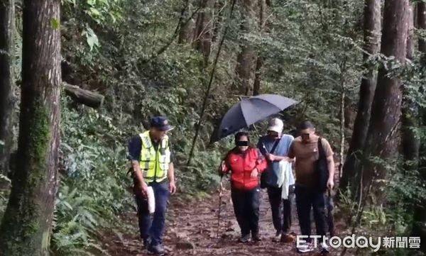 ▲▼6名銀髮族前往大雪山挑戰極限步道的笛吹山迷途，所幸員警立即尋獲並提供薑汁保暖。（圖／記者李陳信得攝）