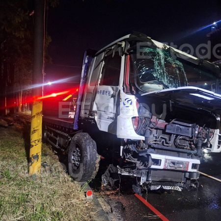 ▲一輛聯結車跟轎車發生車禍，2人受傷送醫             。（圖／記者吳奕靖翻攝）