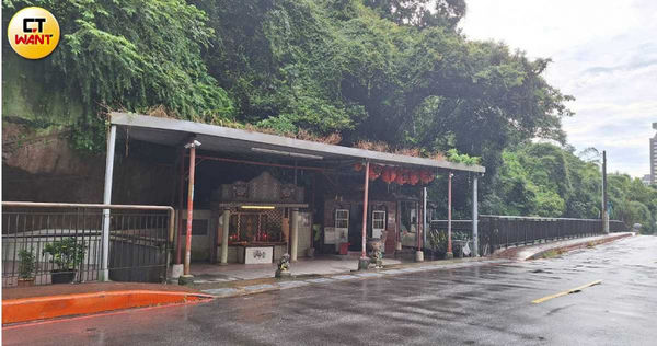 信義路五段150巷往挹翠山莊的山坡路段有座「永安祠」，據聞當時約有70多個骨甕散落路邊的岩壁石坑中，後來建商為了建案順銷，整理了骨甕建祠祭拜。（圖／林榮芳攝）