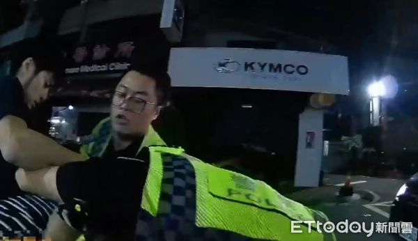 ▲▼      三重賓士男朝警亮槍扣板機，警怒開兩槍制伏       。（圖／記者陸運陞翻攝）