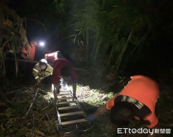 ▲台南關子嶺車民眾車停邊坡未拉手煞車墜谷，南消全力搶救2民眾脫困。（圖／民眾提供，下同）