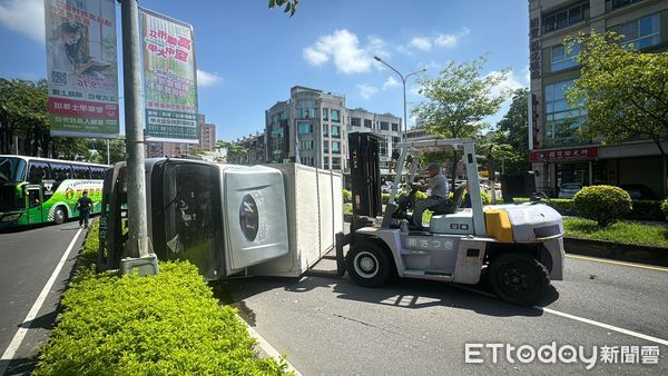 ▲▼剛出車送貨！高雄貨運車「自撞分隔島」翻覆　駕駛受傷送醫。（圖／記者吳世龍攝）