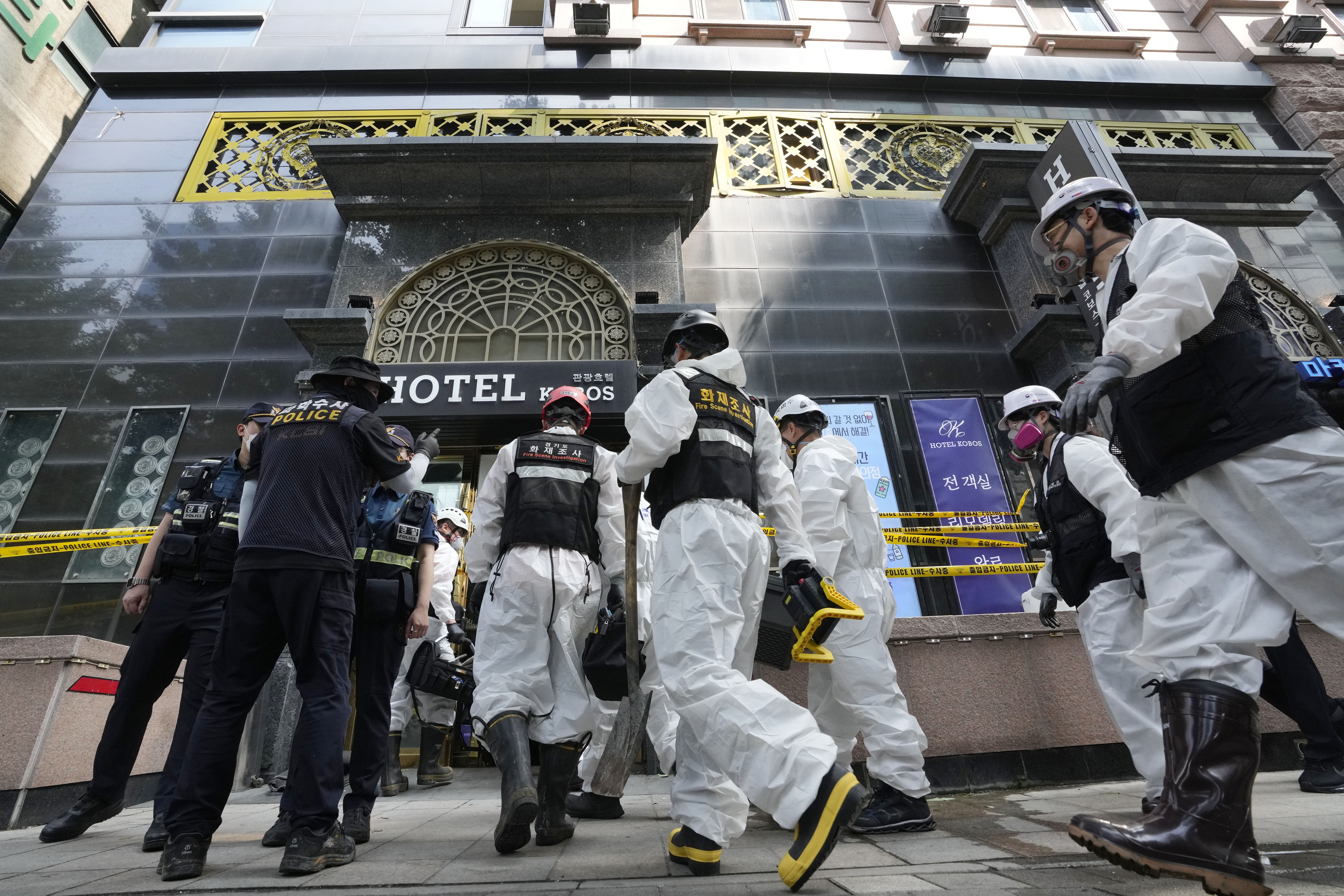 ▲▼南韓京畿道富川市某飯店發生火災，警方、消防23日派遣人員前往現場進行鑑識工作。（圖／達志影像／美聯社）