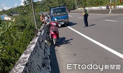 快訊／高雄騎士自撞橋墩！飛摔10公尺橋下全身傷　警消急救援