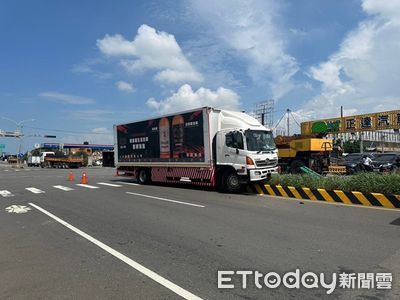 貨車駕駛恍神「騎上分隔島」撞倒號誌桿　再砸對向自小客