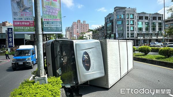 ▲▼剛出車送貨！高雄貨運車「自撞分隔島」翻覆　駕駛受傷送醫。（圖／記者吳世龍攝）